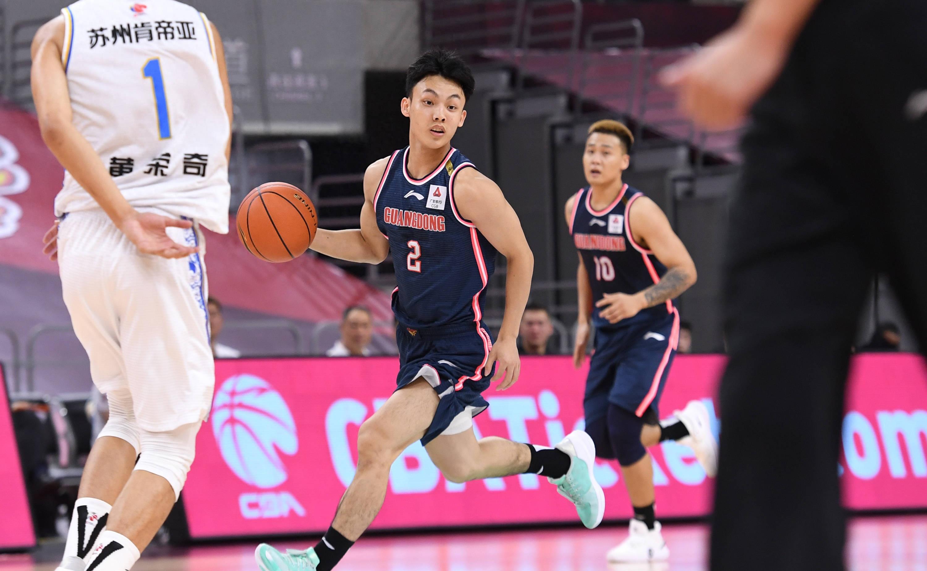 里昂训练开放日,赛后队长鼓劲引欢呼,CBA常规赛在即,轮换策略成焦点 里昂训练开放日,赛后队长鼓劲引欢呼,CBA常规赛在即,轮换策略成焦点