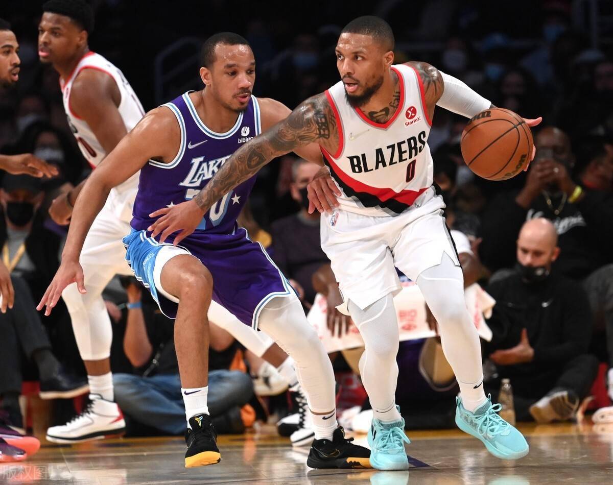 开云体育下载-窗口期体能课后；洛杉矶湖人主帅复盘备战社区盾；气氛紧张；临场指挥获称赞